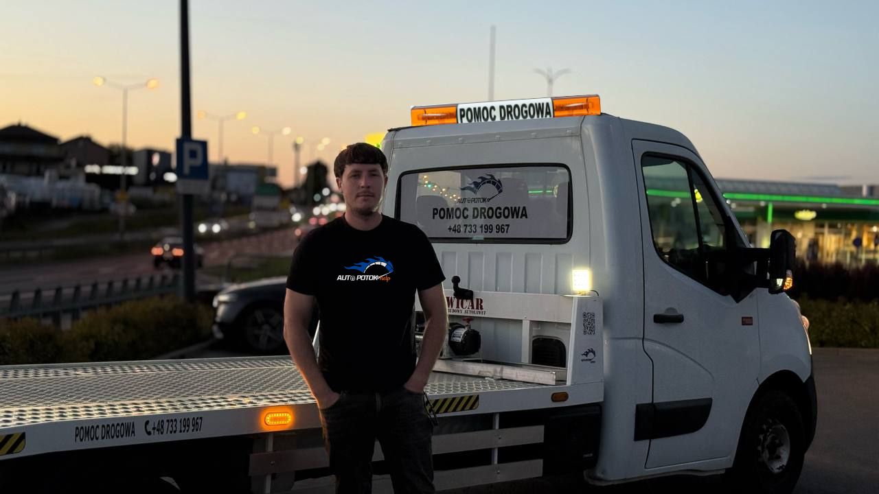 Pomoc drogowa AUTOPOTOK HELP — właściciel obok lawety w Krakowie